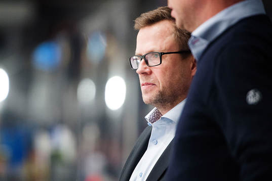 Leksands tränare Sjur Robert Nilsen tittar på