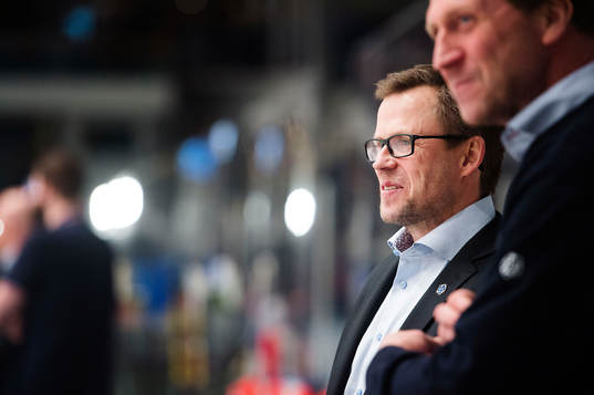 Leksands tränare Sjur Robert Nilsen tittar på