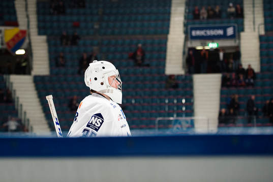 Leksands målvakt Viktor Scherrieble värmer upp
