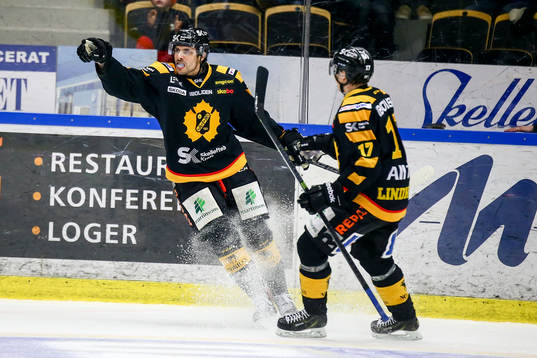 Skellefteås Daniel Widing gör 2-0 och jublar