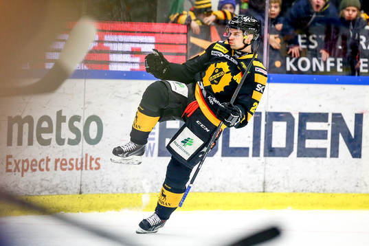 Skellefteås Janne Pesonen gör 1-0 och jublar