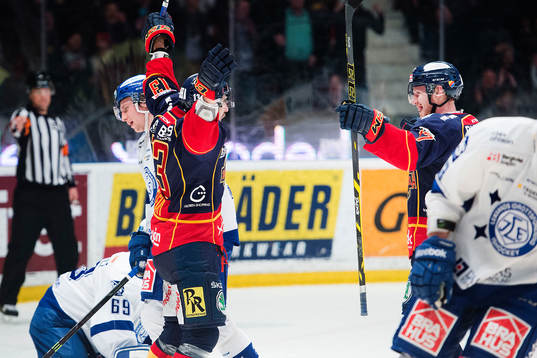 Djurgårdens Damien Fleury (tv) gör 2-1 och jublar mot