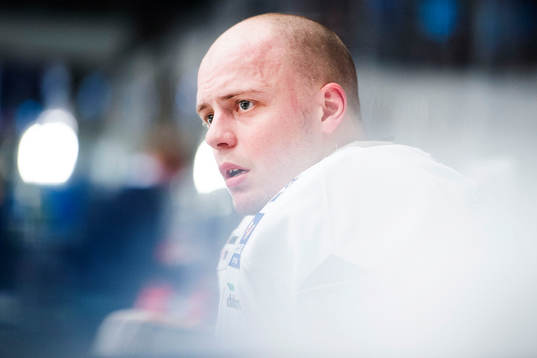 Leksands målvakt Oscar Alsenfelt sitter kvar på bänken i