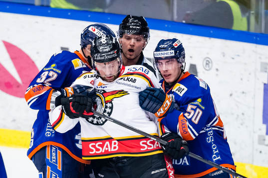 Gruff mellan Växjös Nick Johnson, Sebastian Erixon och