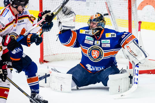 Växjös målvakt Cristopher Nihlstorp styr undan pucken