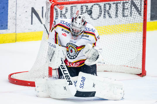 Luleås målvakt Daniel Larsson styr undan pucken