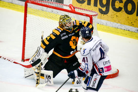 Skellefteås målvakt Erik Hanses släpper in en styrning