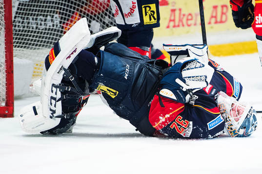 Djurgårdens målvakt Mikael Tellqvist vrider sig i smärtor