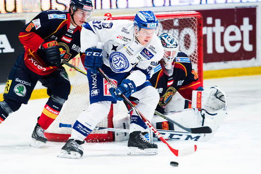 Leksands Jens Bergenström jagas av Djurgårdens Andreas