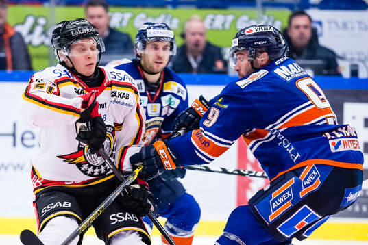 Luleås Kristian Näkyvä jagas av Växjös Josh Hennessy