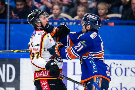Gruff mellan Luleås Per Ledin och Växjös Cory Murphy