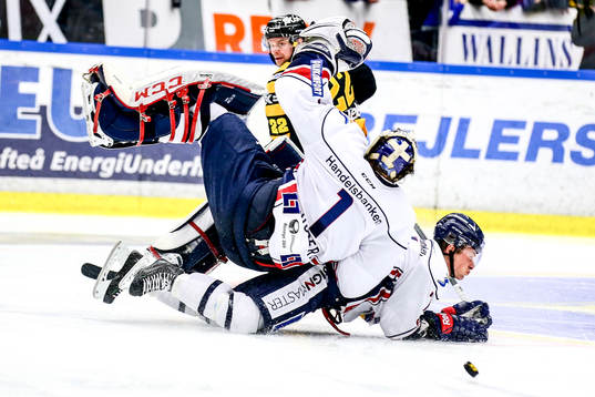 Linköpings målvakt Marcus Högberg krockar med Carl