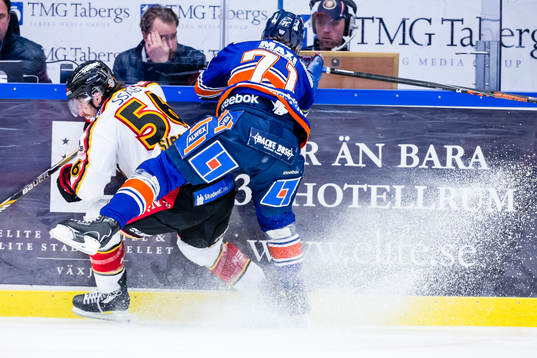 Växjös Tomi Kallio tacklar Luleås Jonathan Sigalet