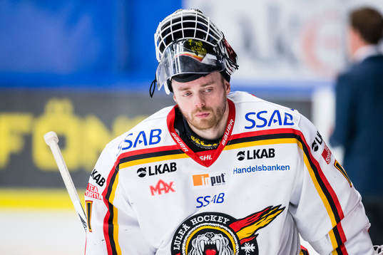 Luleås målvakt Daniel Larsson deppar