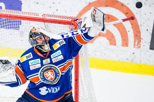 Växjös målvakt Cristopher Nihlstorp stöter undan puken