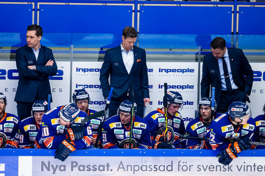 Från vänster, Växjös tränare Sam Hallam, assisterande