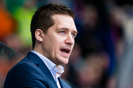 Växjös tränare Sam Hallam skriker