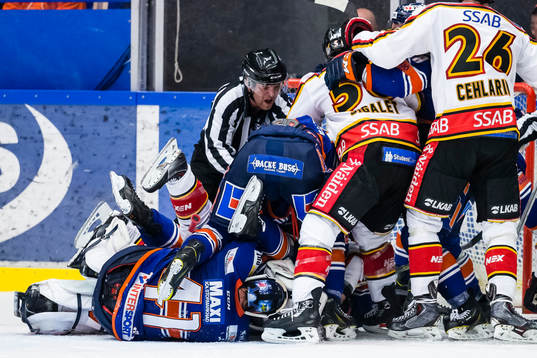 Slagsmål med alla spelare på isen inblandade