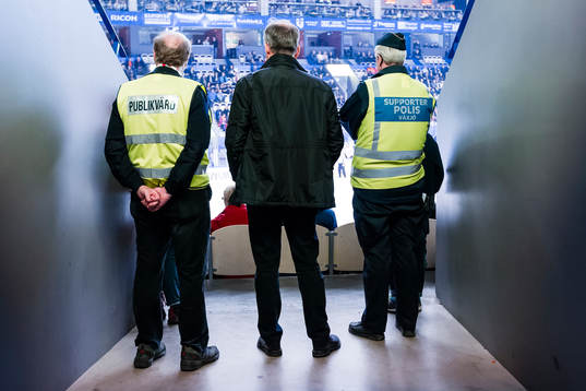 Publikvärd och supporterpolis på läktaren