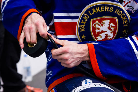 Växjös Alexander Johansson tejpar klubban
