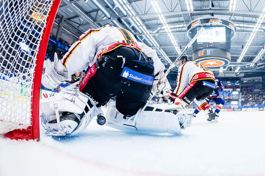 Växjös Tuomas Kiiskinen (ej i bild) skjuter 1-1 målet
