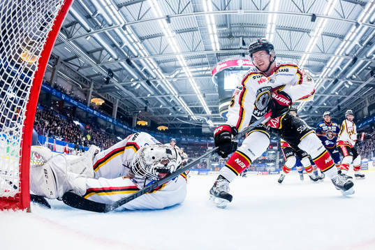 Luleås Jonathan Sigalet hjälper målvakt Daniel Larsson i