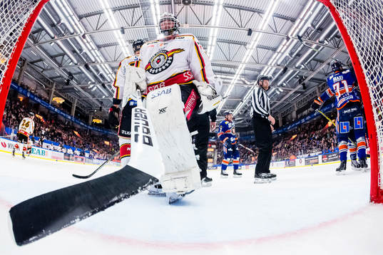 Luleås målvakt Daniel Larsson plockar pucken ur målet
