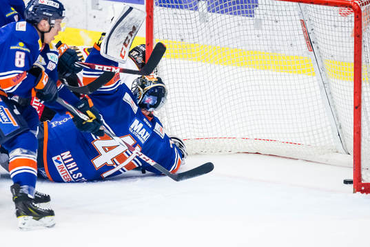 Luleå får in en puck i mål som skulle betyda 0-2. Målet