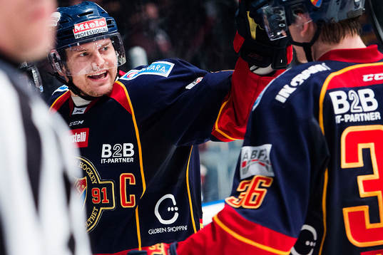 Djurgårdens Joakim Eriksson (th) kramar om Marcus