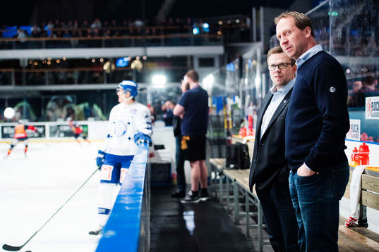 Leksands tränare Sjur Robert Nilsen diskuterar med