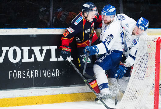 Djurgårdens Marcus Sörensen trycks fast av Leksands Jonas