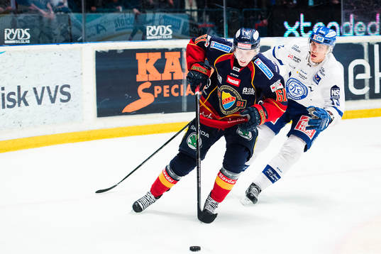 Djurgårdens Markus Ljungh jagas av Leksands Jon Knuts
