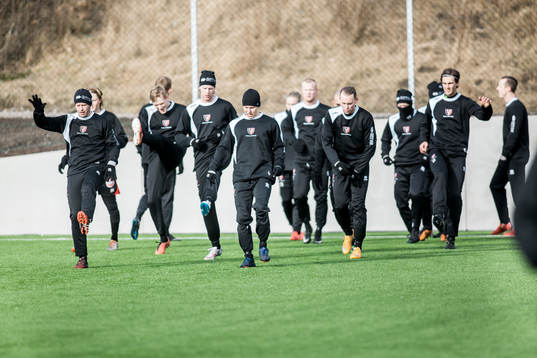 Trollhättans spelare värmer upp
