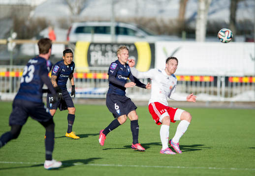 Malmö FFs Markus Halsti i närkamp mot Hudiksvalls Johan
