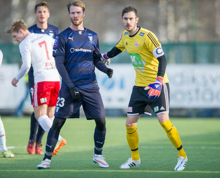 Malmö FFs Jo Inge Berget stör Hudiksvalls målvakt Niclas