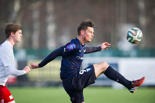 Malmö FFs Markus Rosenberg tar emot passning