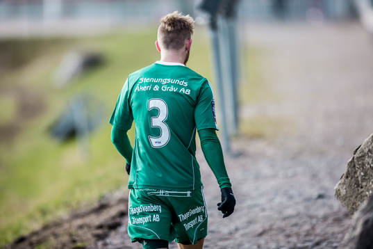 Ljungskiles Niclas Andersén  vandrar av planen