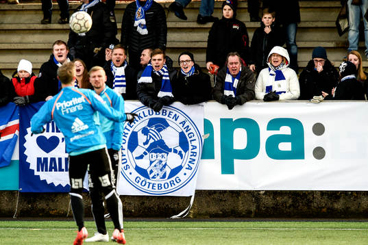 IFK Göteborgs värmer upp innan fotbollsmatchen i Svenska