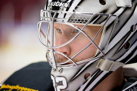 Redhawks målvakt Niko Hovinen innan ishockeymatchen mellan