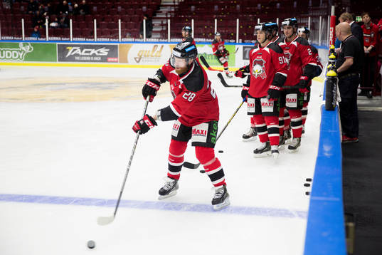 Redhawks Jens Olsson innan ishockeymatchen mellan Malmö