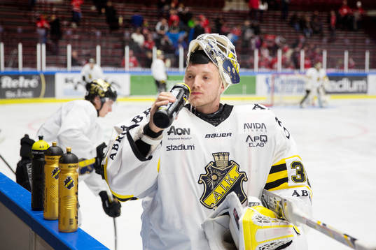 s målvakt Robin Rahn innan ishockeymatchen mellan Malmö