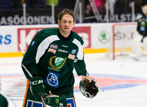 Färjestads Rickard Wallin kastar iväg sin hjälm