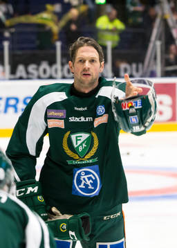 Färjestads Rickard Wallin kastar iväg sin hjälm