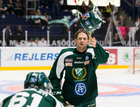 Färjestads Rickard Wallin kastar iväg sin hjälm