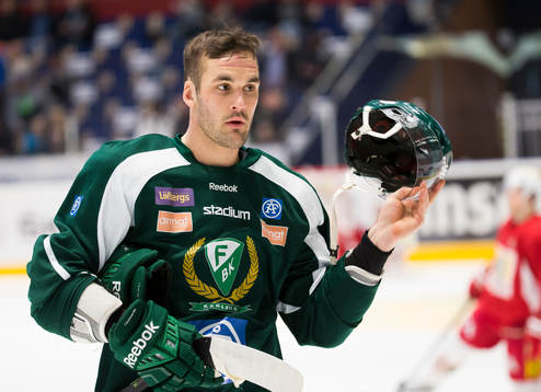 Färjestads Niclas Arell tar av sig hjälmen