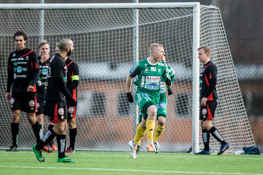Ljungskiles Petter Björlund gör 1-0