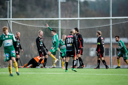Ljungskiles Petter Björlund gör 1-0