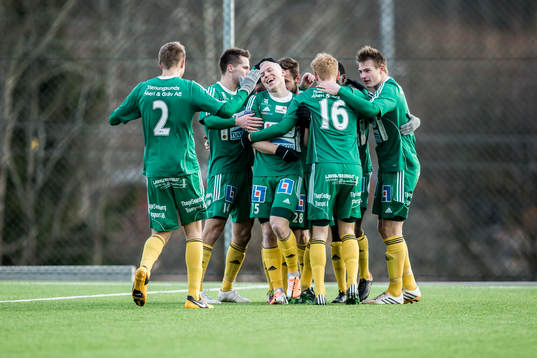 Ljungskiles Petter Björlund gör 1-0 och jublar med sina