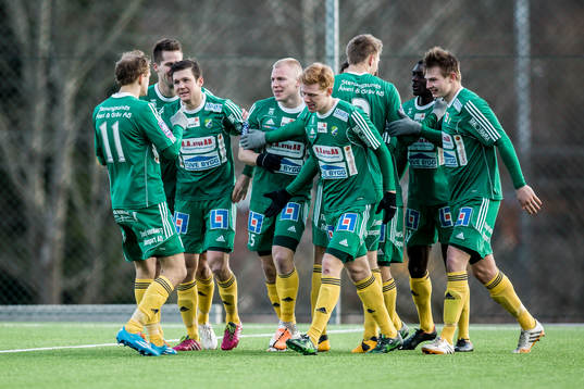 Ljungskiles Petter Björlund gör 1-0 och jublar med sina