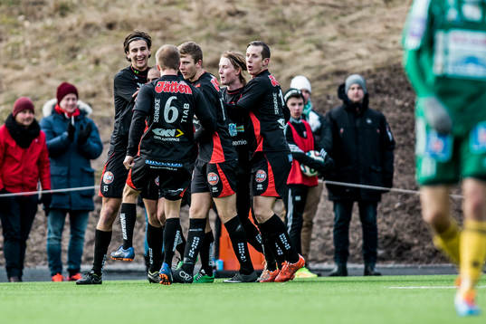 Trollhättans Josef Daoud har gjort  1-1 och jublar med
